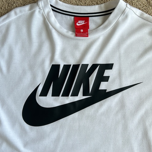 Women’s cropped Nike tee - Picture 2 of 4